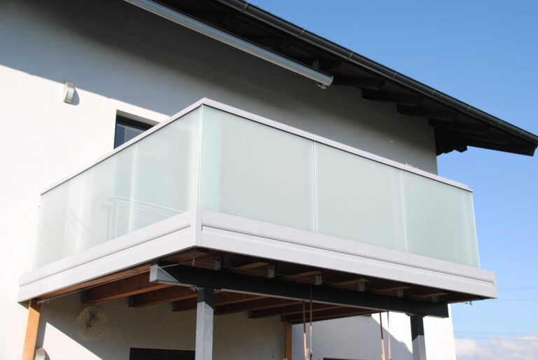 Glas-Balkongeländer Modell A200 VG in Fenstergrau, Referenzprojekt Flachgau (Salzburg), Bild 2