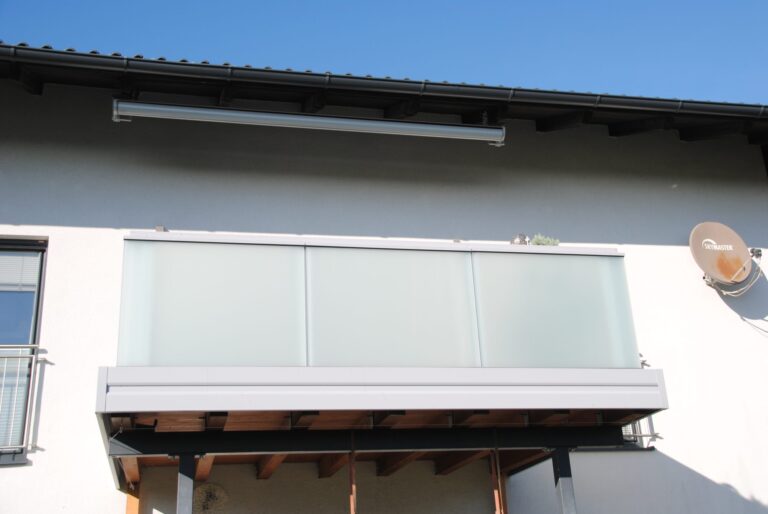 Glas-Balkongeländer Modell A200 VG in Fenstergrau, Referenzprojekt Flachgau (Salzburg), Bild 3