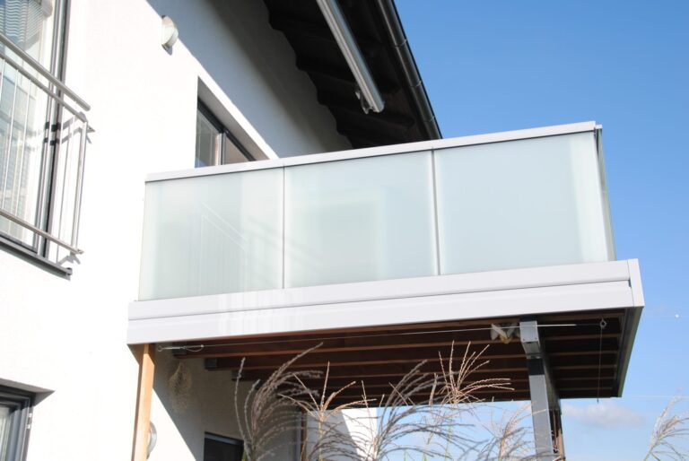 Glas-Balkongeländer Modell A200 VG in Fenstergrau, Referenzprojekt Flachgau (Salzburg), Bild 4