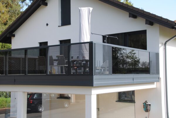 Glas-Balkongeländer Modell A200 VG + M3 in Anthrazitgrau, Referenzprojekt Innviertel (Oberösterreich)