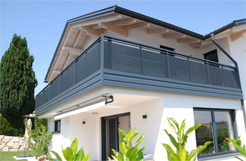 Aluminium-Balkon Modell A200 M4 von Brenter Balkone in Anthrazitgrau (RAL 7016) mit modernem Latten-Design.