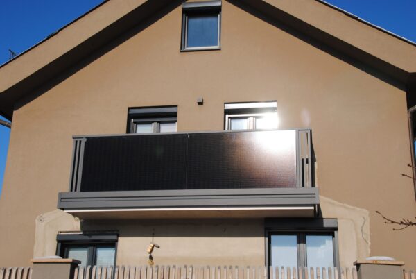 Solarbalkon Modell A200 PV + P1 in Anthrazitgrau, Referenzprojekt Flachgau (Salzburg)