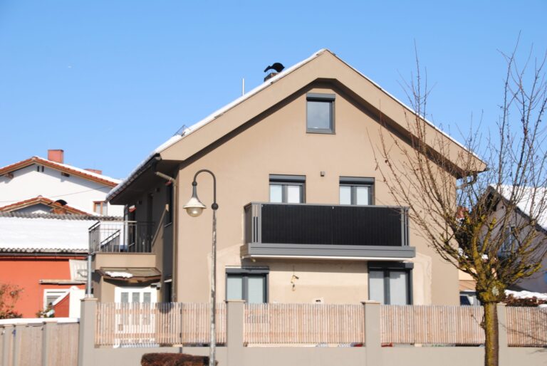 Solarbalkon Modell A200 PV + P1 in Anthrazitgrau, Referenzprojekt Flachgau (Salzburg), Bild 2
