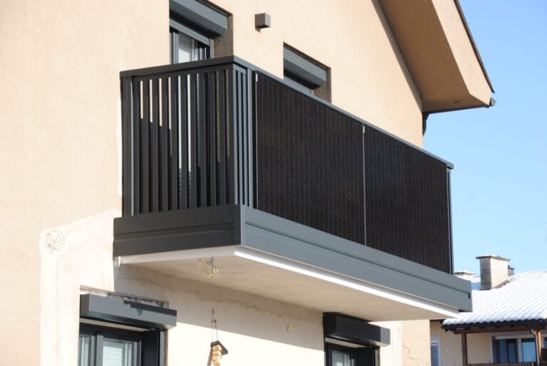 Solarbalkon Modell A200 PV + P1 in Anthrazitgrau, Referenzprojekt Flachgau (Salzburg), Bild 3
