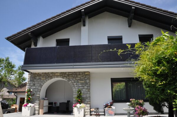 Solarbalkon Modell A200 PV + M1 in Anthrazitgrau, Referenzprojekt Flachgau (Salzburg)