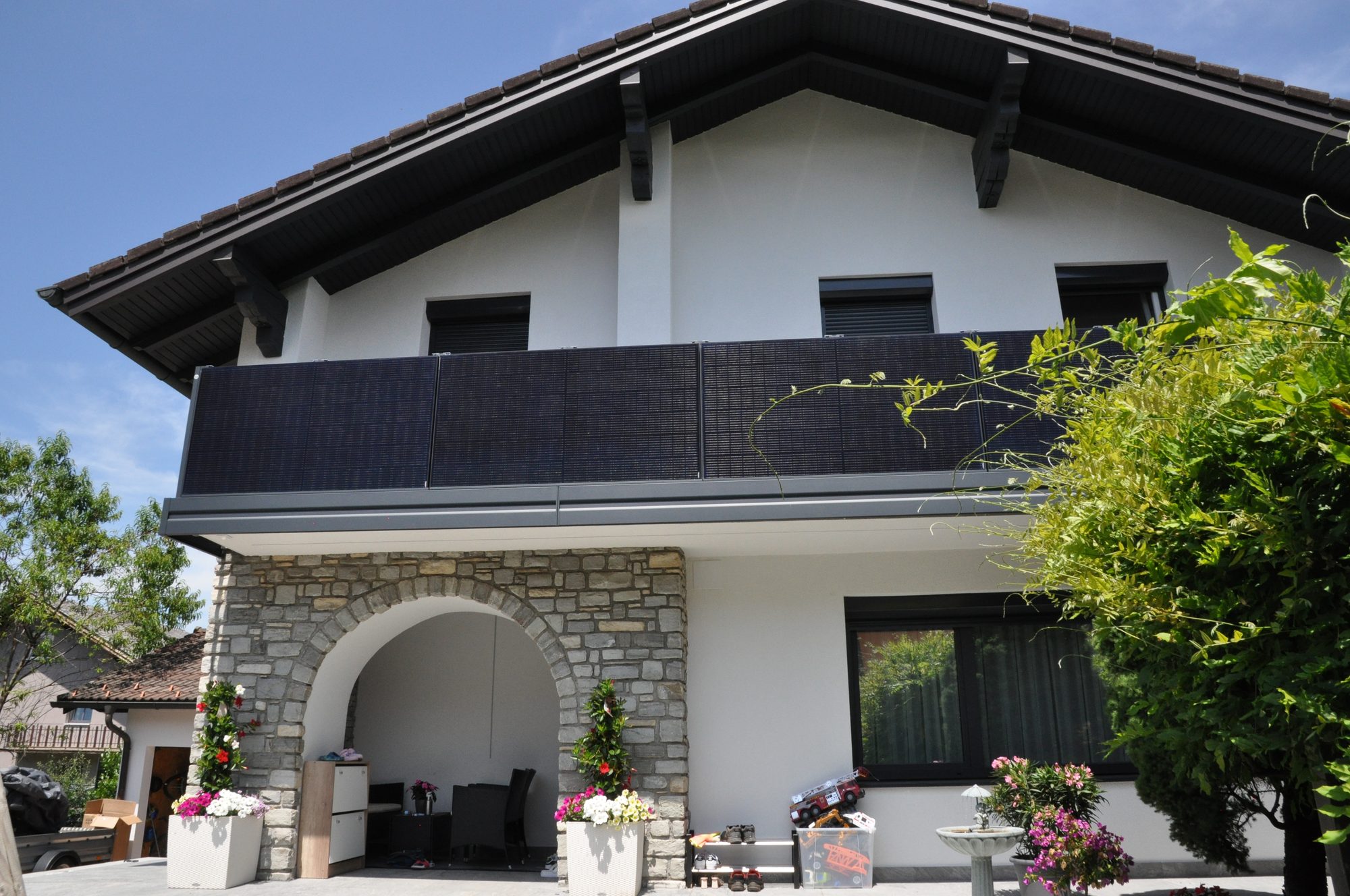 Solarbalkon Modell A200 PV + M1 in Anthrazitgrau, Referenzprojekt Flachgau (Salzburg)