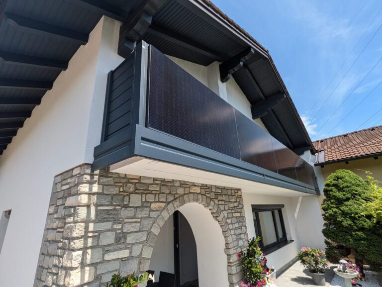 Solarbalkon Modell A200 PV + M1 in Anthrazitgrau, Referenzprojekt Flachgau (Salzburg), Bild 2