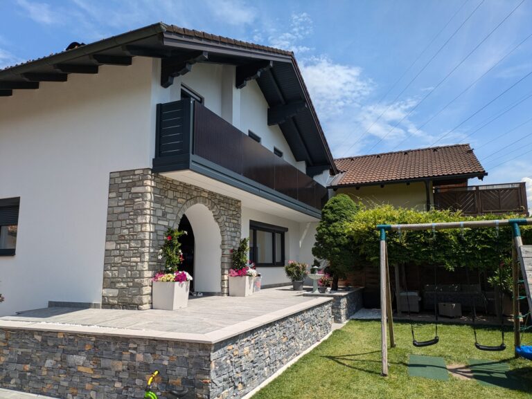 Solarbalkon Modell A200 PV + M1 in Anthrazitgrau, Referenzprojekt Flachgau (Salzburg), Bild 3