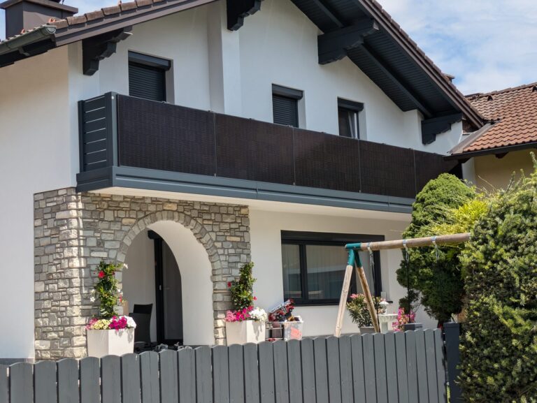 Solarbalkon Modell A200 PV + M1 in Anthrazitgrau, Referenzprojekt Flachgau (Salzburg), Bild 4