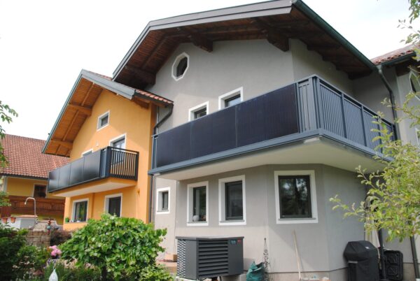 Solarbalkon Modell A200 PV + L1 in Anthrazitgrau, Referenzprojekt Flachgau (Salzburg)