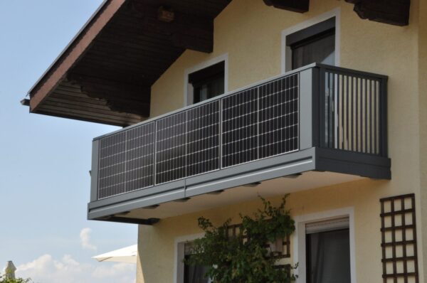 Solarbalkon Modell A200 PV + P4 in Anthrazitgrau, Referenzprojekt Flachgau (Salzburg)