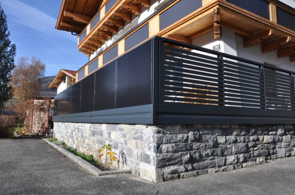 Solarbalkon Modell A200 PV + M2 in Anthrazitgrau, Referenzprojekt Pinzgau (Salzburg)