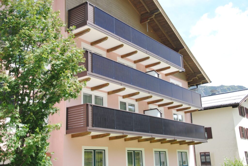 Solarbalkon Modell A200 PV + M12 in Rostiges Eisen, Referenzprojekt Pongau (Salzburg)