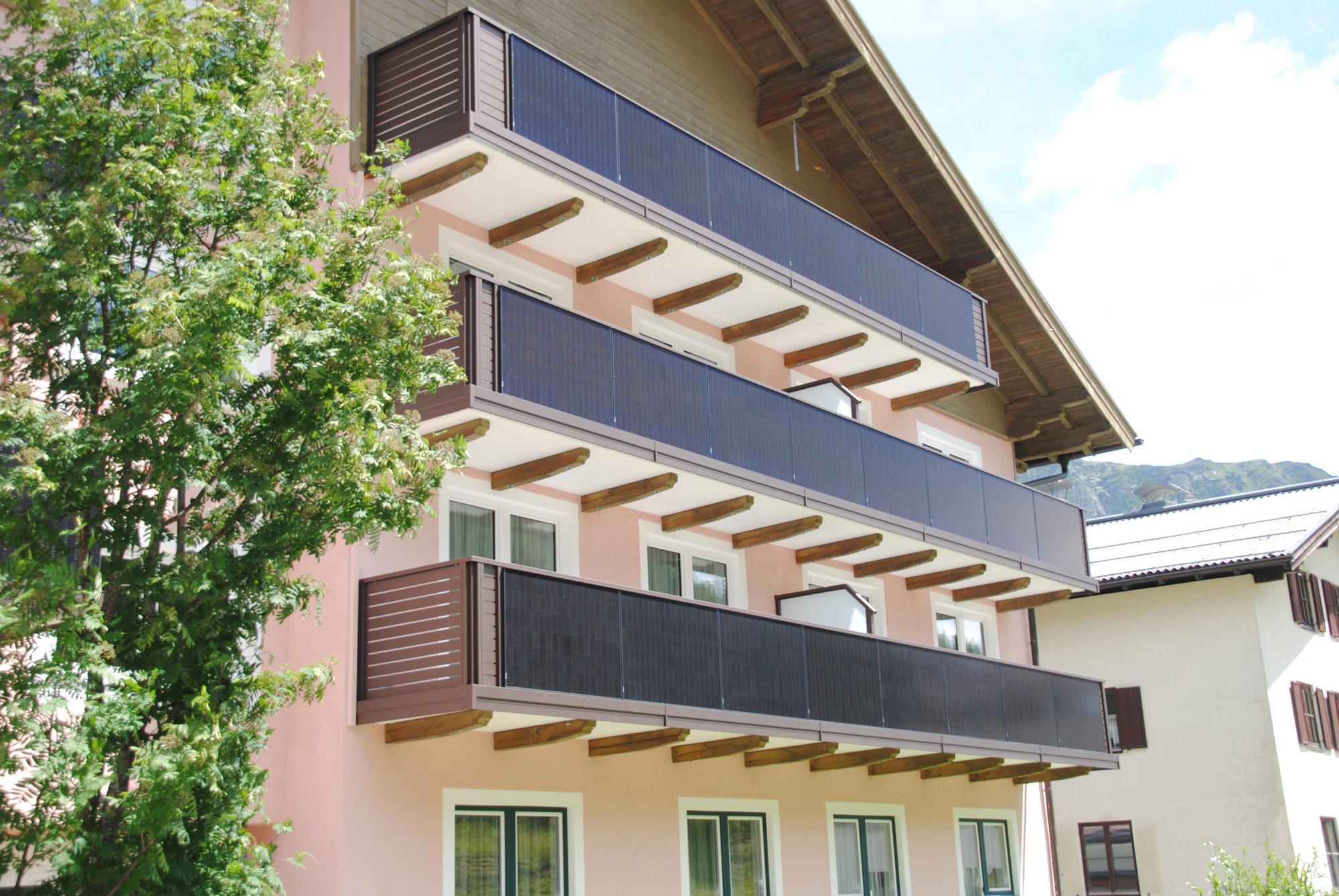 Solarbalkon Modell A200 PV + M12 in Rostiges Eisen, Referenzprojekt Pongau (Salzburg)
