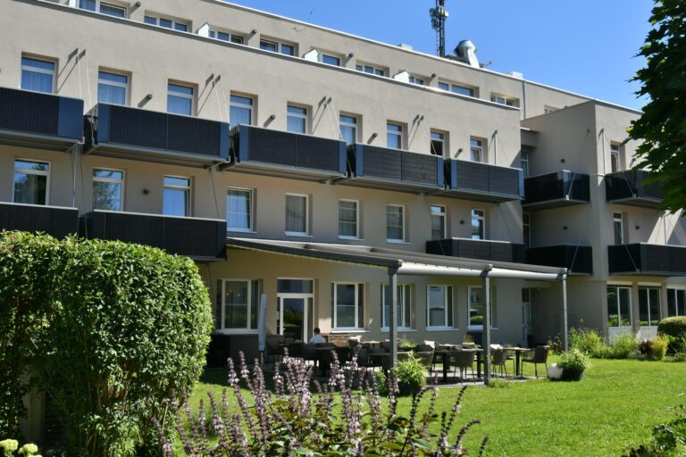 Solarbalkon Modell A200 PV + B1 in Graphitschwarz und Staubgrau, Referenzprojekt Stadt Salzburg, Bild 2