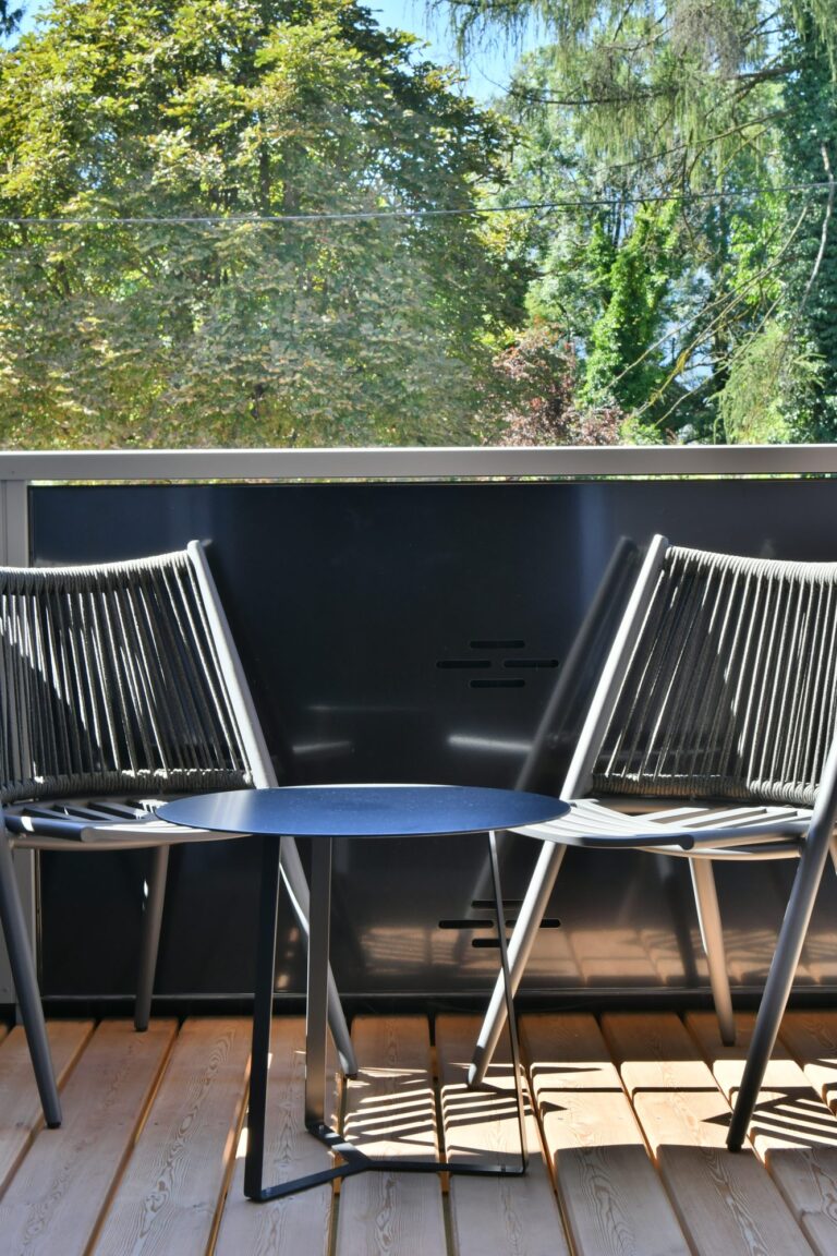 Solarbalkon Modell A200 PV + B1 in Graphitschwarz und Staubgrau, Referenzprojekt Stadt Salzburg, Bild 3