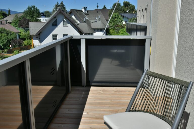 Solarbalkon Modell A200 PV + B1 in Graphitschwarz und Staubgrau, Referenzprojekt Stadt Salzburg, Bild 4