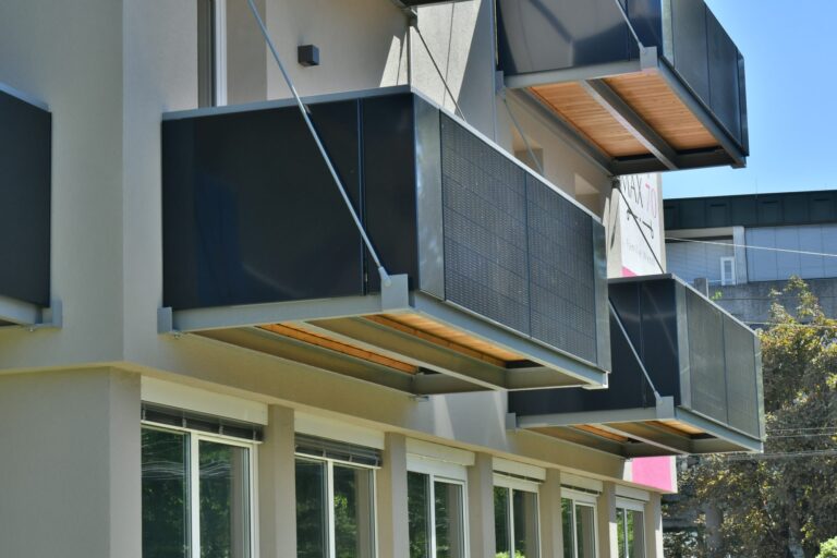 Solarbalkon Modell A200 PV + B1 in Graphitschwarz und Staubgrau, Referenzprojekt Stadt Salzburg, Bild 5
