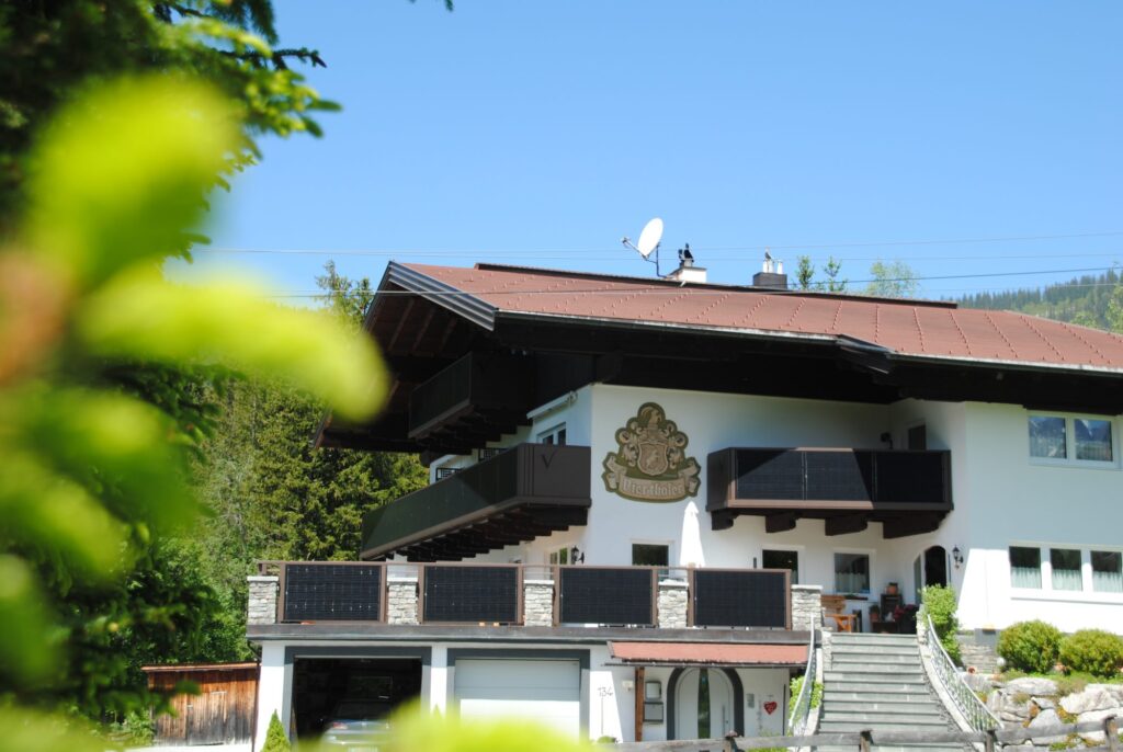 Solarbalkon Modell A200 PV in Rostiges Eisen, Referenzprojekt Pongau (Salzburg)