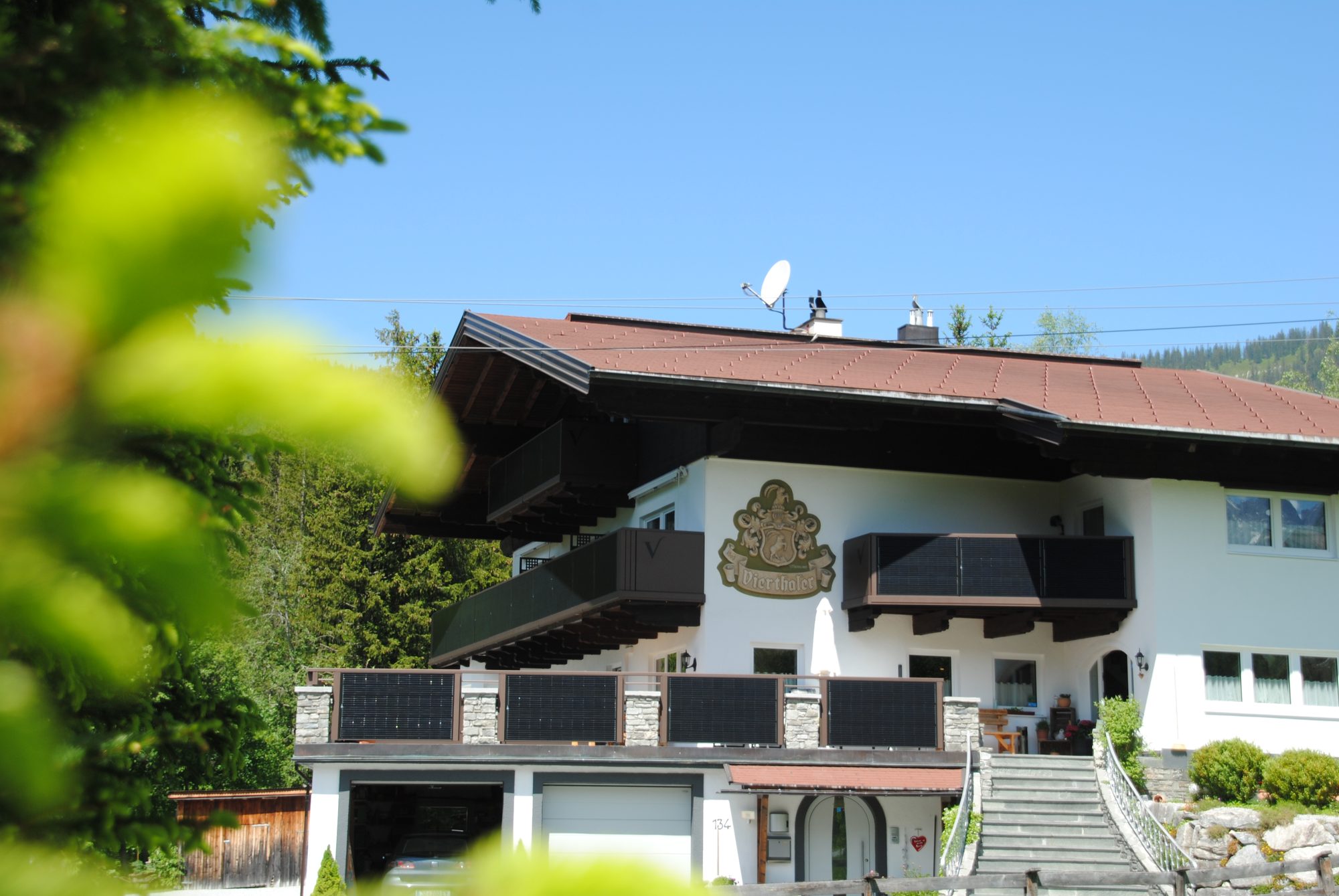 Solarbalkon Modell A200 PV in Rostiges Eisen, Referenzprojekt Pongau (Salzburg)