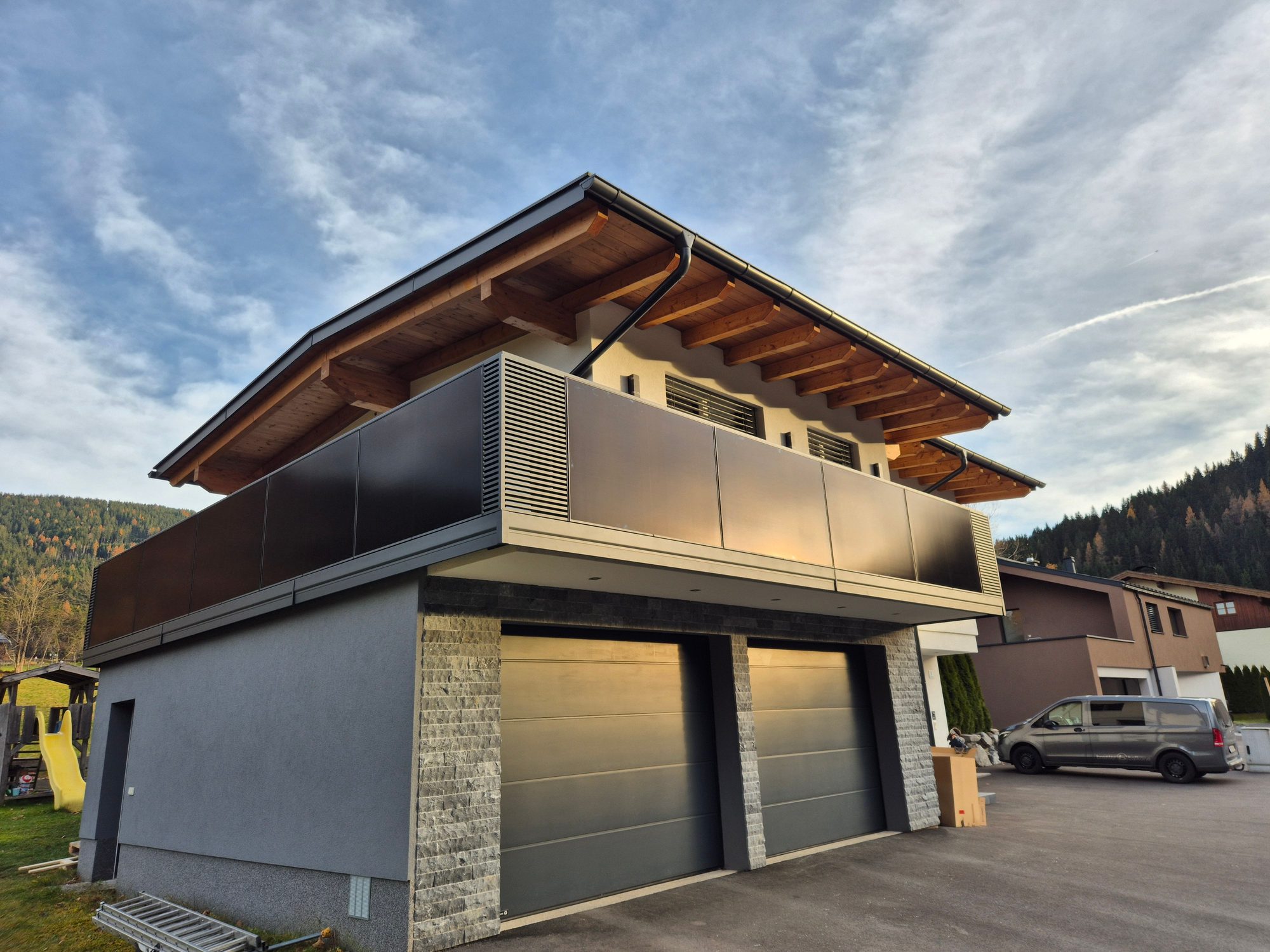 Solarbalkon Modell A200 PV + M3 in Anthrazitgrau, Referenzprojekt Pongau (Salzburg)