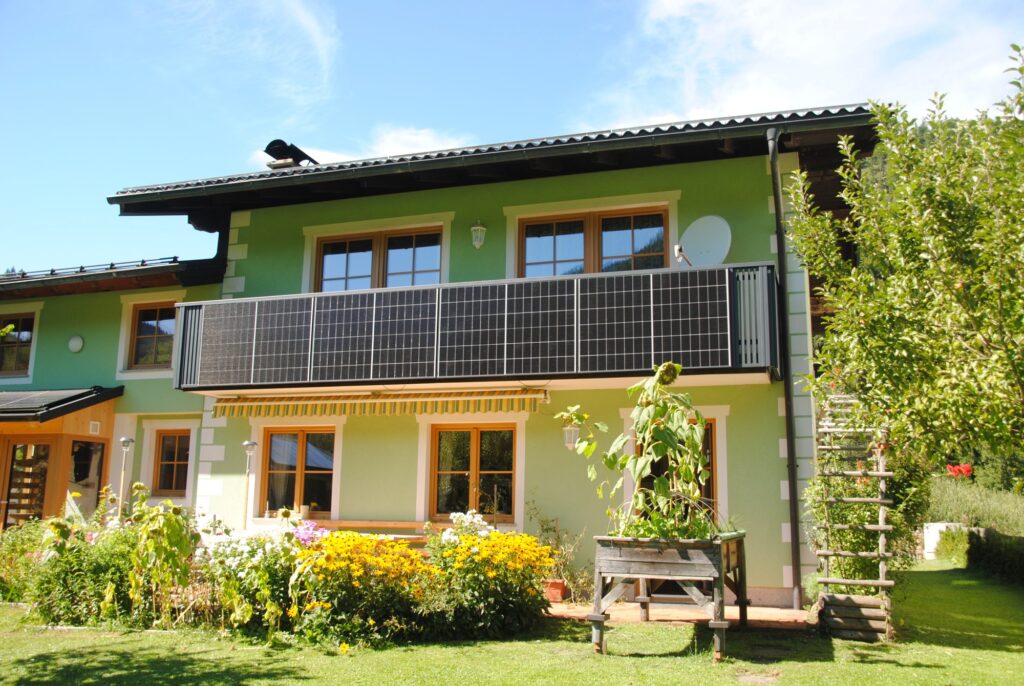 Solarbalkon Modell A200 PV + P1 in Anthrazitgrau, Referenzprojekt Flachgau (Salzburg)