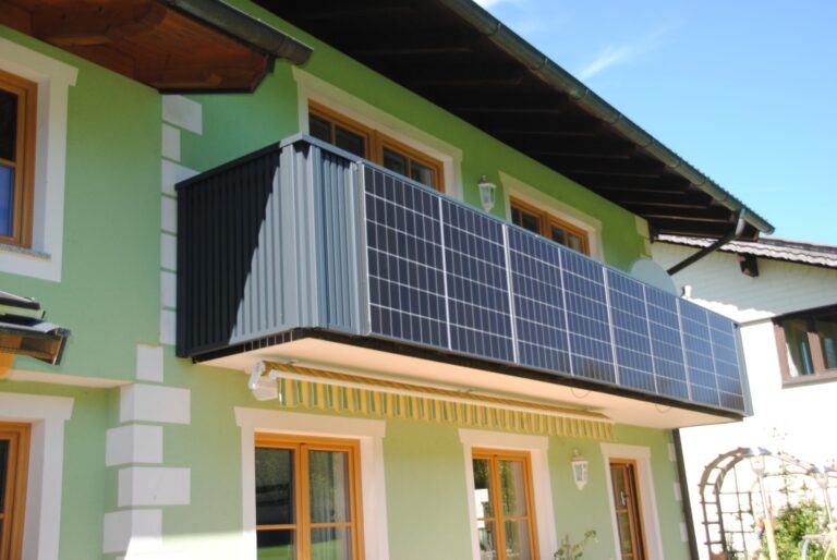 Solarbalkon Modell A200 PV + P1 in Anthrazitgrau, Referenzprojekt Flachgau (Salzburg), Bild 2