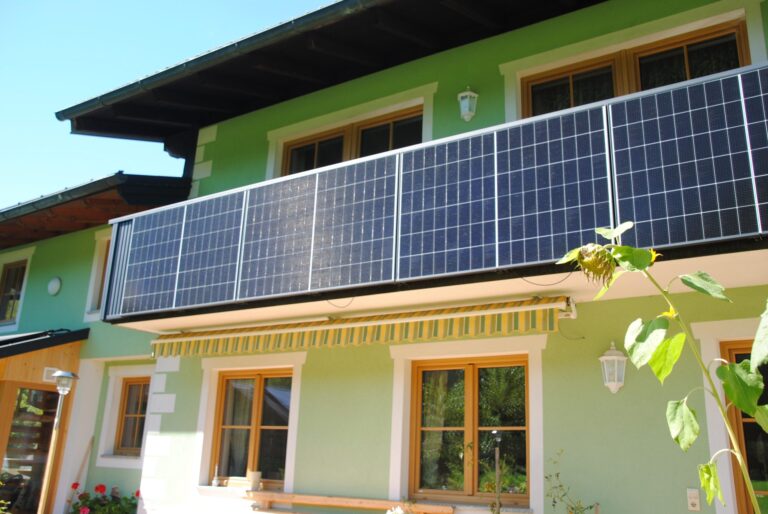 Solarbalkon Modell A200 PV + P1 in Anthrazitgrau, Referenzprojekt Flachgau (Salzburg), Bild 3