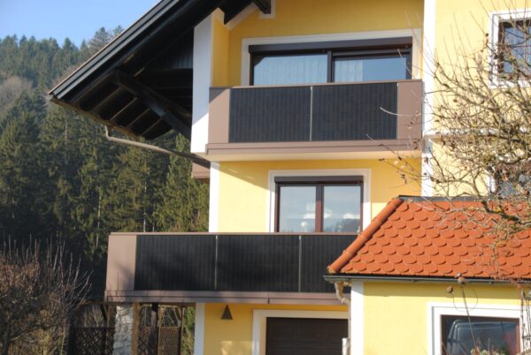 Solarbalkon Modell A200 PV + B1 in Rostiges Eisen, Referenzprojekt Flachgau (Salzburg)